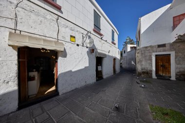 Tarihi San Lzaro mahallesi Arequipa, Peru 'da parke sokaklar ve beyaz volkanik taş mimarisi. Şehrin en eski bölgesi olarak bilinir..