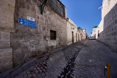 Tarihi San Lzaro mahallesi Arequipa, Peru 'da parke sokaklar ve beyaz volkanik taş mimarisi. Şehrin en eski bölgesi olarak bilinir..