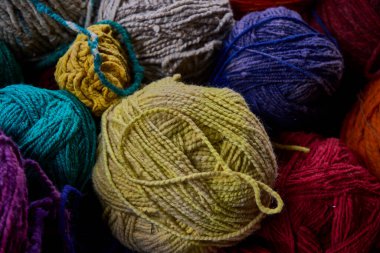 Bu el yapımı ve doğal boyanmış iplikler nesilden nesile geçen Andean dokuma tekniklerini koruyan yetenekli Keçuva zanaatkarları tarafından yapıldı. Her renk bir hikaye anlatır..