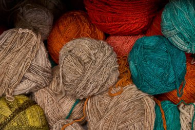 Bu el yapımı ve doğal boyanmış iplikler nesilden nesile geçen Andean dokuma tekniklerini koruyan yetenekli Keçuva zanaatkarları tarafından yapıldı. Her renk bir hikaye anlatır..