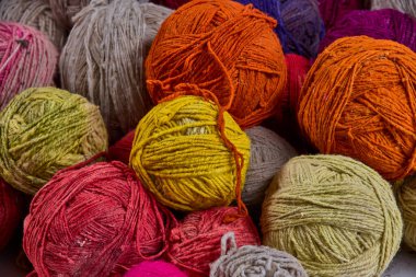 Bu el yapımı ve doğal boyanmış iplikler nesilden nesile geçen Andean dokuma tekniklerini koruyan yetenekli Keçuva zanaatkarları tarafından yapıldı. Her renk bir hikaye anlatır..