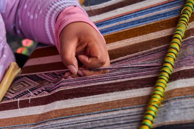 Bir dokumacının elleri, nesiller boyu yetenek, sabır ve yaratıcılık barındırır. Basit iplikleri sanat eserlerine dönüştürür. Her dokuma bir yolculuktur, her düğüm bir anıdır. Chinchero Cusco Peru.