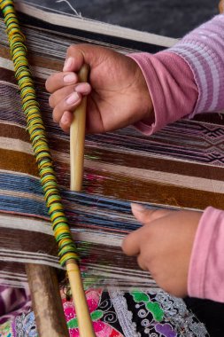 Bir dokumacının elleri, nesiller boyu yetenek, sabır ve yaratıcılık barındırır. Basit iplikleri sanat eserlerine dönüştürür. Her dokuma bir yolculuktur, her düğüm bir anıdır. Chinchero Cusco Peru.