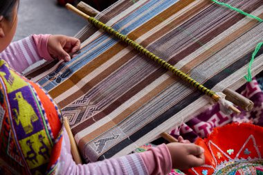 Bir dokumacının elleri, nesiller boyu yetenek, sabır ve yaratıcılık barındırır. Basit iplikleri sanat eserlerine dönüştürür. Her dokuma bir yolculuktur, her düğüm bir anıdır. Chinchero Cusco Peru.