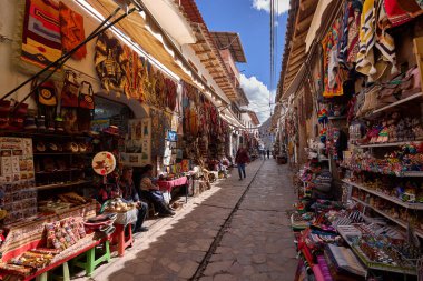 Pisac Market, Peru 'nun Kutsal Vadisi' ndeki en canlı ve ünlü pazarlarından biridir ve dünyanın dört bir yanından ziyaretçiler çeker. Geleneksel And kültürünün renkli bir merkezidir, çok çeşitli yerel ürünler, el sanatları ve yiyecekler sunar.