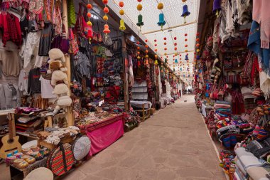 Pisac Market, Peru 'nun Kutsal Vadisi' ndeki en canlı ve ünlü pazarlarından biridir ve dünyanın dört bir yanından ziyaretçiler çeker. Geleneksel And kültürünün renkli bir merkezidir, çok çeşitli yerel ürünler, el sanatları ve yiyecekler sunar.