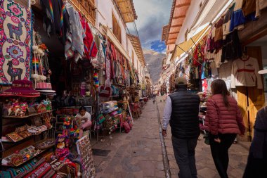 Pisac Market, Peru 'nun Kutsal Vadisi' ndeki en canlı ve ünlü pazarlarından biridir ve dünyanın dört bir yanından ziyaretçiler çeker. Geleneksel And kültürünün renkli bir merkezidir, çok çeşitli yerel ürünler, el sanatları ve yiyecekler sunar.