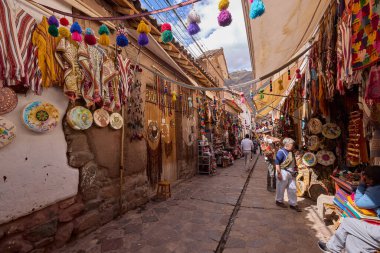 Pisac Market, Peru 'nun Kutsal Vadisi' ndeki en canlı ve ünlü pazarlarından biridir ve dünyanın dört bir yanından ziyaretçiler çeker. Geleneksel And kültürünün renkli bir merkezidir, çok çeşitli yerel ürünler, el sanatları ve yiyecekler sunar.