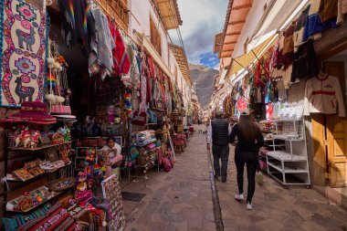 Pisac Market, Peru 'nun Kutsal Vadisi' ndeki en canlı ve ünlü pazarlarından biridir ve dünyanın dört bir yanından ziyaretçiler çeker. Geleneksel And kültürünün renkli bir merkezidir, çok çeşitli yerel ürünler, el sanatları ve yiyecekler sunar.