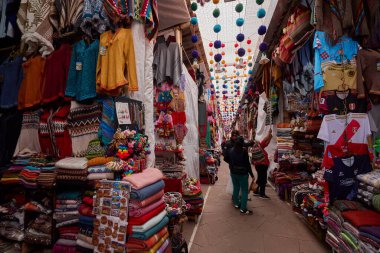 Pisac Market, Peru 'nun Kutsal Vadisi' ndeki en canlı ve ünlü pazarlarından biridir ve dünyanın dört bir yanından ziyaretçiler çeker. Geleneksel And kültürünün renkli bir merkezidir, çok çeşitli yerel ürünler, el sanatları ve yiyecekler sunar.