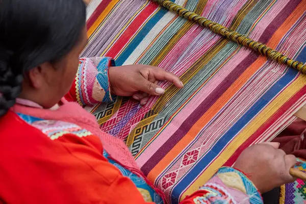 Bir dokumacının elleri, nesiller boyu yetenek, sabır ve yaratıcılık barındırır. Basit iplikleri sanat eserlerine dönüştürür. Her dokuma bir yolculuktur, her düğüm bir anıdır. Chinchero Cusco Peru.
