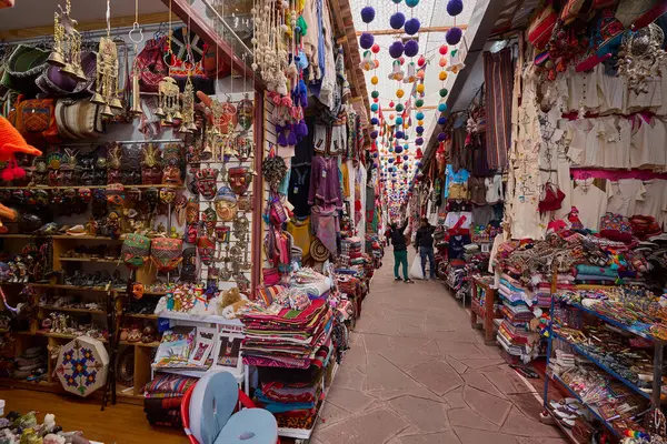 Pisac Market, Peru 'nun Kutsal Vadisi' ndeki en canlı ve ünlü pazarlarından biridir ve dünyanın dört bir yanından ziyaretçiler çeker. Geleneksel And kültürünün renkli bir merkezidir, çok çeşitli yerel ürünler, el sanatları ve yiyecekler sunar.