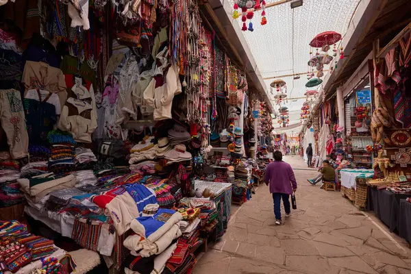 Pisac Market, Peru 'nun Kutsal Vadisi' ndeki en canlı ve ünlü pazarlarından biridir ve dünyanın dört bir yanından ziyaretçiler çeker. Geleneksel And kültürünün renkli bir merkezidir, çok çeşitli yerel ürünler, el sanatları ve yiyecekler sunar.