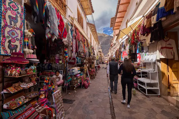 Pisac Market, Peru 'nun Kutsal Vadisi' ndeki en canlı ve ünlü pazarlarından biridir ve dünyanın dört bir yanından ziyaretçiler çeker. Geleneksel And kültürünün renkli bir merkezidir, çok çeşitli yerel ürünler, el sanatları ve yiyecekler sunar.