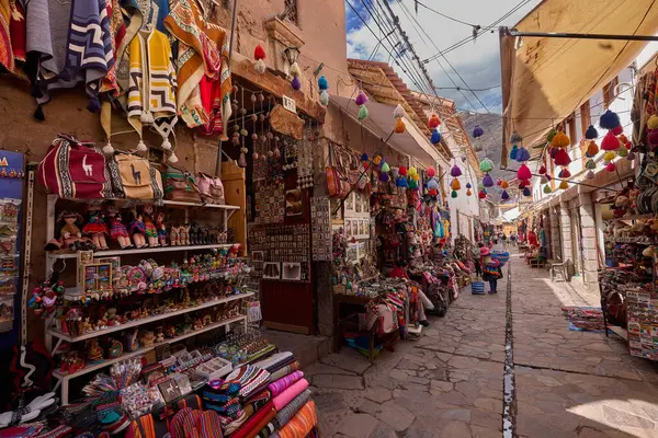 Pisac Market, Peru 'nun Kutsal Vadisi' ndeki en canlı ve ünlü pazarlarından biridir ve dünyanın dört bir yanından ziyaretçiler çeker. Geleneksel And kültürünün renkli bir merkezidir, çok çeşitli yerel ürünler, el sanatları ve yiyecekler sunar.