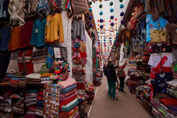 Pisac Market, Peru 'nun Kutsal Vadisi' ndeki en canlı ve ünlü pazarlarından biridir ve dünyanın dört bir yanından ziyaretçiler çeker. Geleneksel And kültürünün renkli bir merkezidir, çok çeşitli yerel ürünler, el sanatları ve yiyecekler sunar.