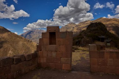 Pisac Harabeleri, Peru 'nun Kutsal Vadisi' ndeki en önemli ve iyi korunmuş İnka arkeolojik alanlarından biridir. Pisac kasabasının yukarısında yer alan bu harabeler İnka medeniyetinin mimari hünerine büyüleyici bir bakış sunuyor.