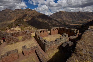 Pisac Harabeleri, Peru 'nun Kutsal Vadisi' ndeki en önemli ve iyi korunmuş İnka arkeolojik alanlarından biridir. Pisac kasabasının yukarısında yer alan bu harabeler İnka medeniyetinin mimari hünerine büyüleyici bir bakış sunuyor.