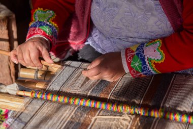 Bir dokumacının elleri, nesiller boyu yetenek, sabır ve yaratıcılık barındırır. Basit iplikleri sanat eserlerine dönüştürür. Her dokuma bir yolculuktur, her düğüm bir anıdır. Chinchero Cusco Peru.