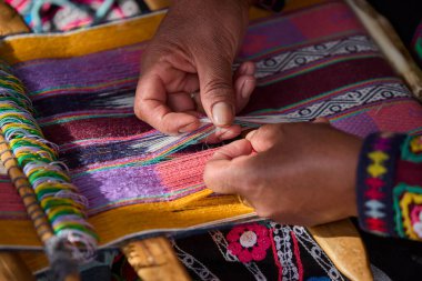 Bir dokumacının elleri, nesiller boyu yetenek, sabır ve yaratıcılık barındırır. Basit iplikleri sanat eserlerine dönüştürür. Her dokuma bir yolculuktur, her düğüm bir anıdır. Chinchero Cusco Peru.
