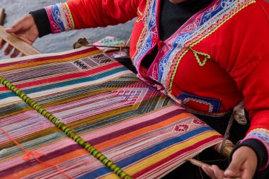 Bir dokumacının elleri, nesiller boyu yetenek, sabır ve yaratıcılık barındırır. Basit iplikleri sanat eserlerine dönüştürür. Her dokuma bir yolculuktur, her düğüm bir anıdır. Chinchero Cusco Peru.