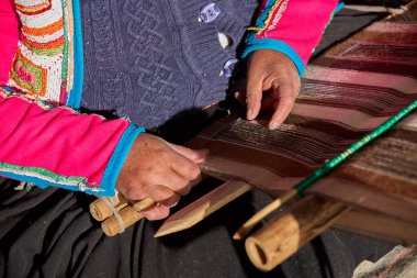 Bir dokumacının elleri, nesiller boyu yetenek, sabır ve yaratıcılık barındırır. Basit iplikleri sanat eserlerine dönüştürür. Her dokuma bir yolculuktur, her düğüm bir anıdır. Chinchero Cusco Peru.