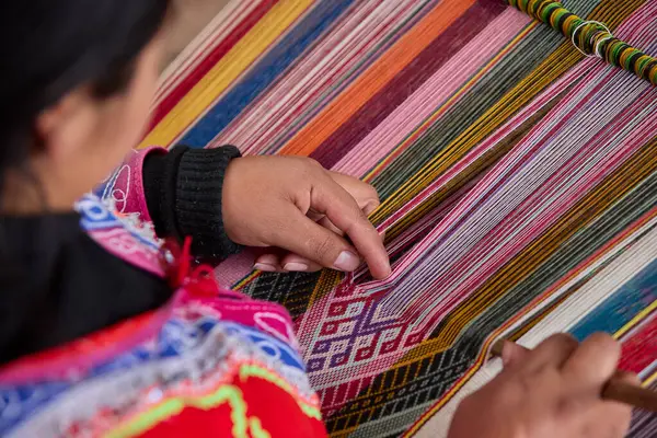 Bir dokumacının elleri, nesiller boyu yetenek, sabır ve yaratıcılık barındırır. Basit iplikleri sanat eserlerine dönüştürür. Her dokuma bir yolculuktur, her düğüm bir anıdır. Chinchero Cusco Peru.