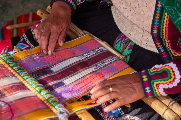 Bir dokumacının elleri, nesiller boyu yetenek, sabır ve yaratıcılık barındırır. Basit iplikleri sanat eserlerine dönüştürür. Her dokuma bir yolculuktur, her düğüm bir anıdır. Chinchero Cusco Peru.