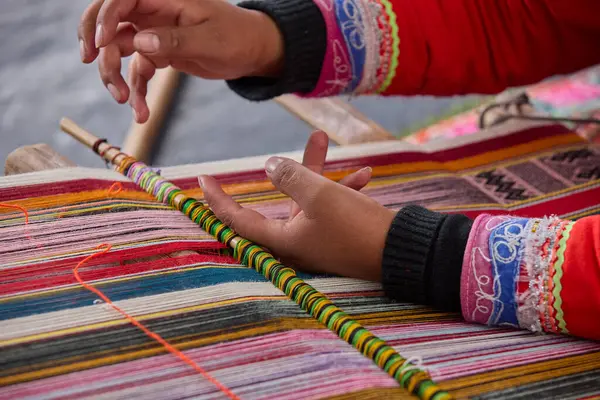 Bir dokumacının elleri, nesiller boyu yetenek, sabır ve yaratıcılık barındırır. Basit iplikleri sanat eserlerine dönüştürür. Her dokuma bir yolculuktur, her düğüm bir anıdır. Chinchero Cusco Peru.