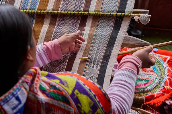 Bir dokumacının elleri, nesiller boyu yetenek, sabır ve yaratıcılık barındırır. Basit iplikleri sanat eserlerine dönüştürür. Her dokuma bir yolculuktur, her düğüm bir anıdır. Chinchero Cusco Peru.
