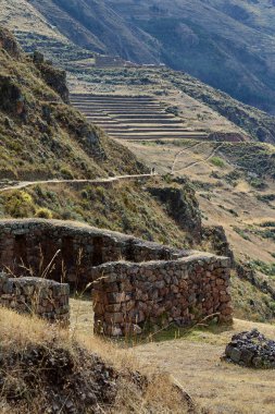 Kutsal Vadi 'nin dik yamaçlarında ustalaşmak için İnkalar tarafından inşa edilmiş, Pisac' ın en iyi tarım teraslarındaki antik mühendislik. Yüzyıllar sonra bile hala güçlü duruyor. Cusco Peru