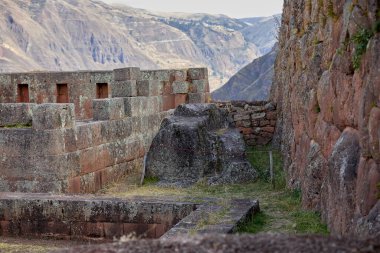 Pisac, İnka mühendisliğinin ve toprakla ruhsal uyumun çarpıcı bir örneğidir. Teraslar, tapınaklar ve geniş manzaralar dağları bir amaç ve hassasiyetle şekillendiren bir medeniyetten bahseder..