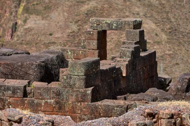 Pisac, İnka mühendisliğinin ve toprakla ruhsal uyumun çarpıcı bir örneğidir. Teraslar, tapınaklar ve geniş manzaralar dağları bir amaç ve hassasiyetle şekillendiren bir medeniyetten bahseder..