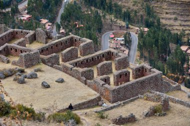 Pisac, İnka mühendisliğinin ve toprakla ruhsal uyumun çarpıcı bir örneğidir. Teraslar, tapınaklar ve geniş manzaralar dağları bir amaç ve hassasiyetle şekillendiren bir medeniyetten bahseder..