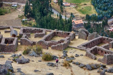 Pisac, İnka mühendisliğinin ve toprakla ruhsal uyumun çarpıcı bir örneğidir. Teraslar, tapınaklar ve geniş manzaralar dağları bir amaç ve hassasiyetle şekillendiren bir medeniyetten bahseder..