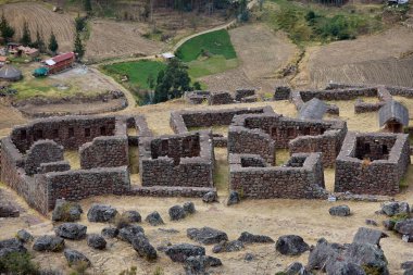 Pisac, İnka mühendisliğinin ve toprakla ruhsal uyumun çarpıcı bir örneğidir. Teraslar, tapınaklar ve geniş manzaralar dağları bir amaç ve hassasiyetle şekillendiren bir medeniyetten bahseder..