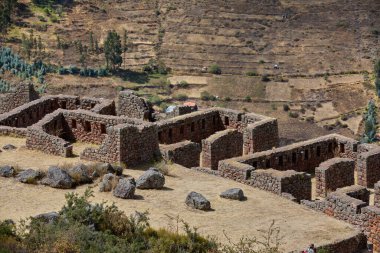 Pisac, İnka mühendisliğinin ve toprakla ruhsal uyumun çarpıcı bir örneğidir. Teraslar, tapınaklar ve geniş manzaralar dağları bir amaç ve hassasiyetle şekillendiren bir medeniyetten bahseder..