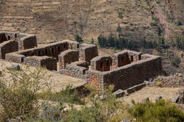 Pisac, İnka mühendisliğinin ve toprakla ruhsal uyumun çarpıcı bir örneğidir. Teraslar, tapınaklar ve geniş manzaralar dağları bir amaç ve hassasiyetle şekillendiren bir medeniyetten bahseder..