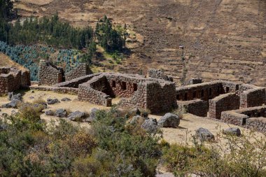 Pisac, İnka mühendisliğinin ve toprakla ruhsal uyumun çarpıcı bir örneğidir. Teraslar, tapınaklar ve geniş manzaralar dağları bir amaç ve hassasiyetle şekillendiren bir medeniyetten bahseder..