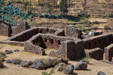 Pisac, İnka mühendisliğinin ve toprakla ruhsal uyumun çarpıcı bir örneğidir. Teraslar, tapınaklar ve geniş manzaralar dağları bir amaç ve hassasiyetle şekillendiren bir medeniyetten bahseder..