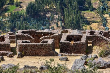 Pisac, İnka mühendisliğinin ve toprakla ruhsal uyumun çarpıcı bir örneğidir. Teraslar, tapınaklar ve geniş manzaralar dağları bir amaç ve hassasiyetle şekillendiren bir medeniyetten bahseder..
