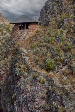 Pisac, İnka mühendisliğinin ve toprakla ruhsal uyumun çarpıcı bir örneğidir. Teraslar, tapınaklar ve geniş manzaralar dağları bir amaç ve hassasiyetle şekillendiren bir medeniyetten bahseder..
