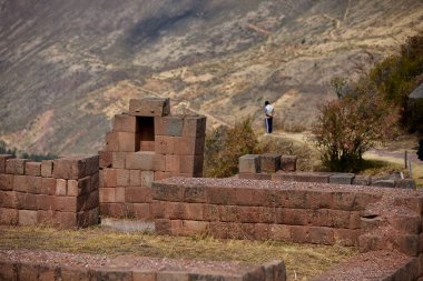 Pisac, İnka mühendisliğinin ve toprakla ruhsal uyumun çarpıcı bir örneğidir. Teraslar, tapınaklar ve geniş manzaralar dağları bir amaç ve hassasiyetle şekillendiren bir medeniyetten bahseder..