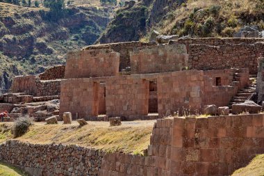 Pisac, İnka mühendisliğinin ve toprakla ruhsal uyumun çarpıcı bir örneğidir. Teraslar, tapınaklar ve geniş manzaralar dağları bir amaç ve hassasiyetle şekillendiren bir medeniyetten bahseder..