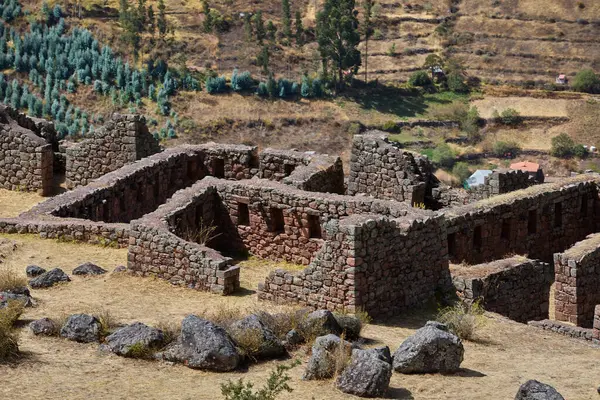 Pisac, İnka mühendisliğinin ve toprakla ruhsal uyumun çarpıcı bir örneğidir. Teraslar, tapınaklar ve geniş manzaralar dağları bir amaç ve hassasiyetle şekillendiren bir medeniyetten bahseder..