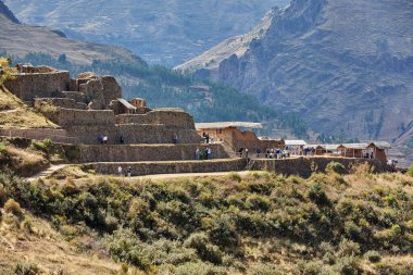 Pisac, İnka mühendisliğinin ve toprakla ruhsal uyumun çarpıcı bir örneğidir. Teraslar, tapınaklar ve geniş manzaralar dağları bir amaç ve hassasiyetle şekillendiren bir medeniyetten bahseder..