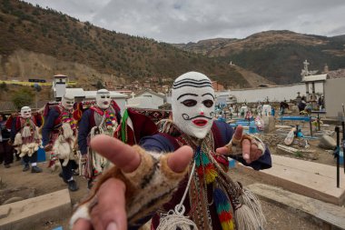 Qhapaq Colla dansçıları tüm renkleri ve ruhlarıyla Virgen del Carmen 'i ritim, bağlılık ve And gururla onurlandırıyorlar..