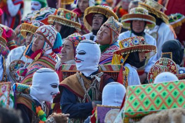 Qhapaq Colla dansçıları tüm renkleri ve ruhlarıyla Virgen del Carmen 'i ritim, bağlılık ve And gururla onurlandırıyorlar..