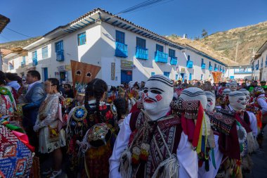 Qhapaq Colla dansçıları tüm renkleri ve ruhlarıyla Virgen del Carmen 'i ritim, bağlılık ve And gururla onurlandırıyorlar..