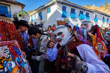 Qhapaq Colla dansçıları tüm renkleri ve ruhlarıyla Virgen del Carmen 'i ritim, bağlılık ve And gururla onurlandırıyorlar..
